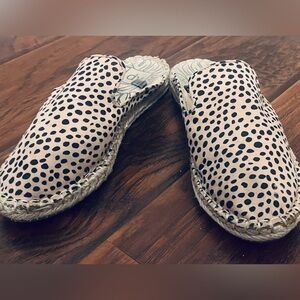 DV Leapord Mules. Super cute slip on mule.